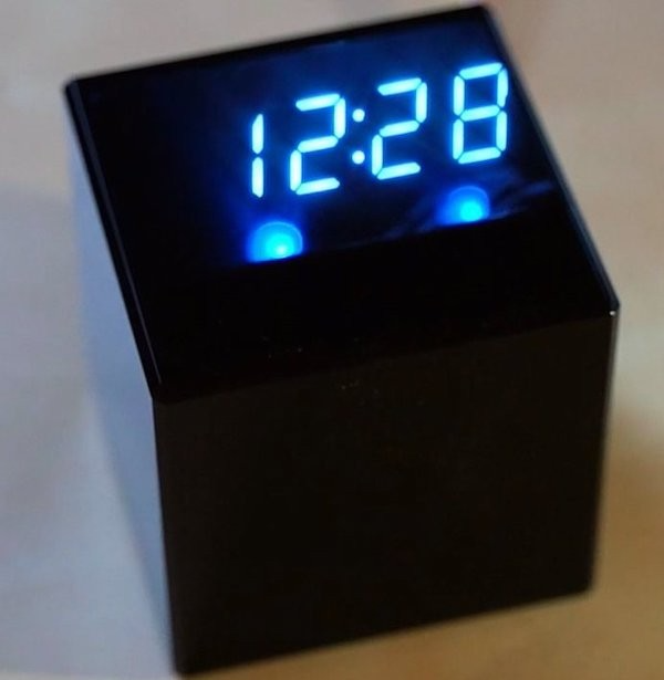 世界初 パリティミラー®により空中に時刻を表示する 「空中表示時計」